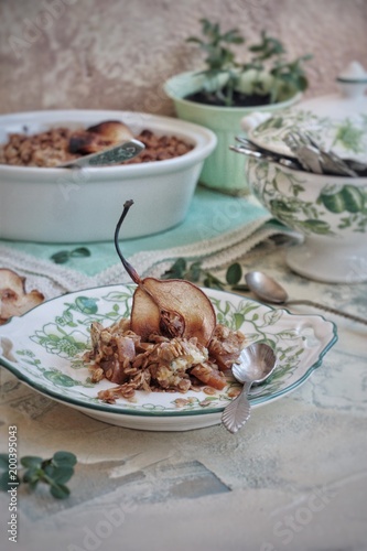 Crumble with blue cheese and pear