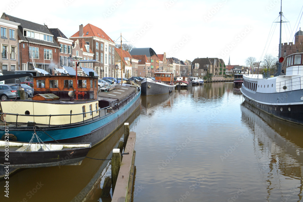ouderwetse boten in en grachtenpaden aan de Thorbeckegracht in Zwolle