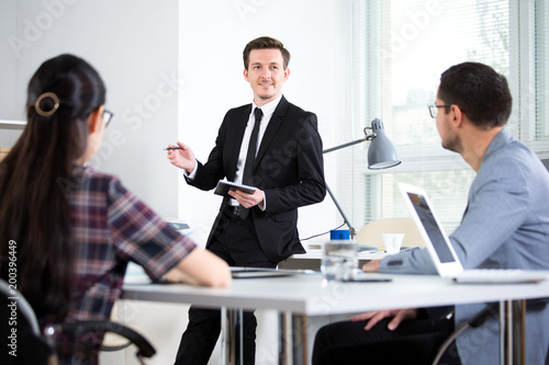 Wallpaper Mural Businessman explains to businessmen a new project Torontodigital.ca