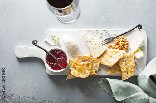 Fotografija Small cheeseboard with baguette