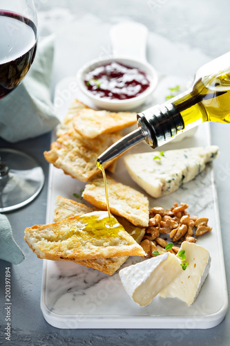 Fotografie Small cheeseboard with baguette