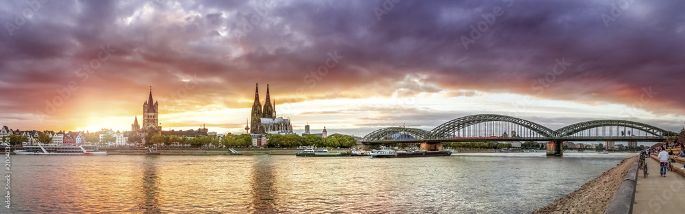 Köln, Rheinufer mit Dom, Groß St. Martin und Hohenzollernbrücke