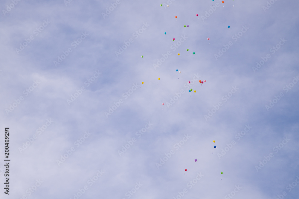 Ballons colorés dans le ciel bleu Ballons colorés dans le ciel bleu