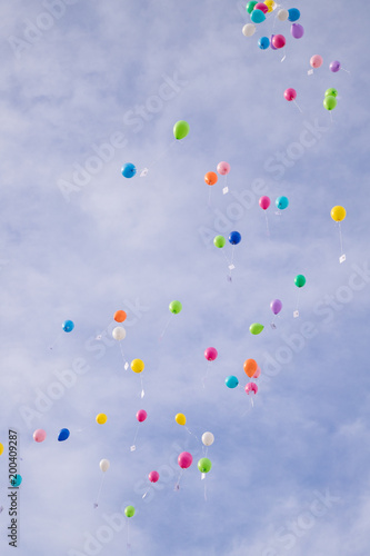 Ballons colorés dans le ciel bleu