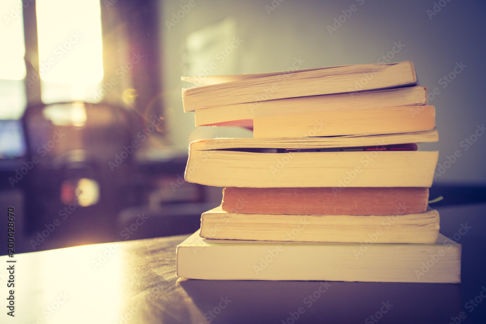 Bücherstapel in Studentenzimmer, Lichtschein Bücherstapel in Studentenzimmer, Lichtschein