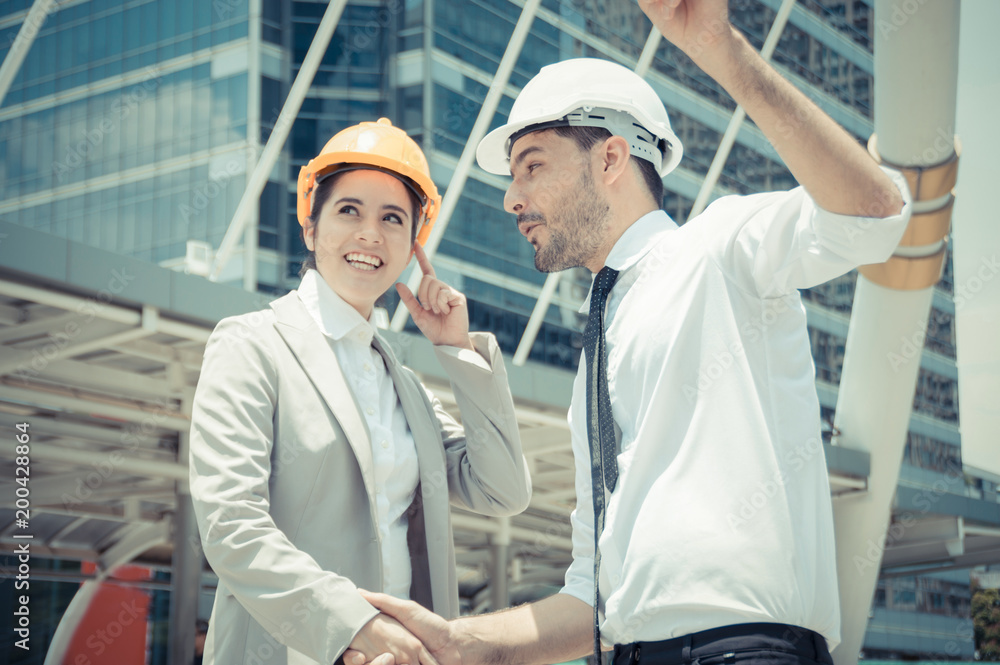 Obraz premium .Professional engineers, young men and young women are planning construction.