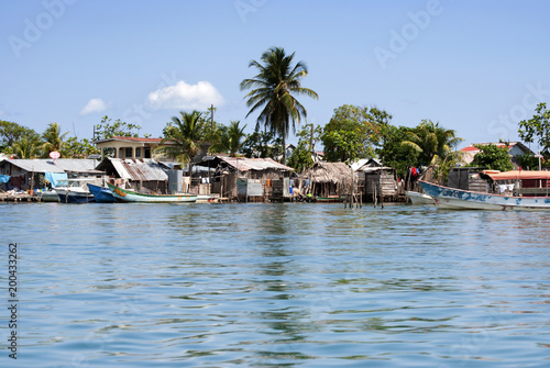 Poblado, pueblo de cabañas en una isla de Guna Yala, Kuna Yala, San Blas, Panamá, Caribe photo