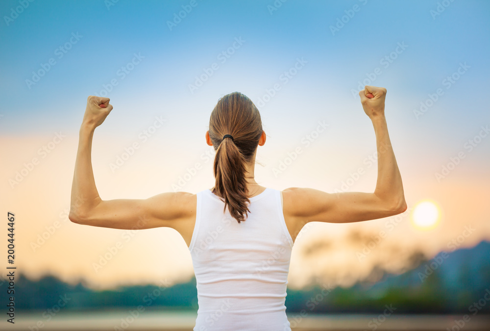 Foto Female flexing her muscles