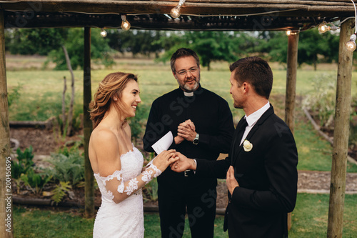 Foto Bride and groom exchanging wedding vows on wedding ceremony