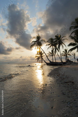 Isla  para  so  ed  n  puesta de sol palmeras  Guna Yala  Kuna Yala  San Blas  Panam    Caribe