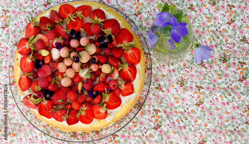 summer cake with strawberries 
