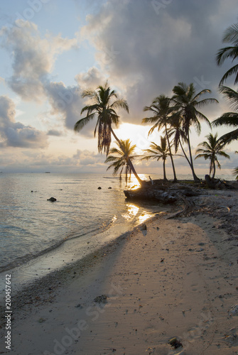 Isla  para  so  ed  n  puesta de sol palmeras  Guna Yala  Kuna Yala  San Blas  Panam    Caribe