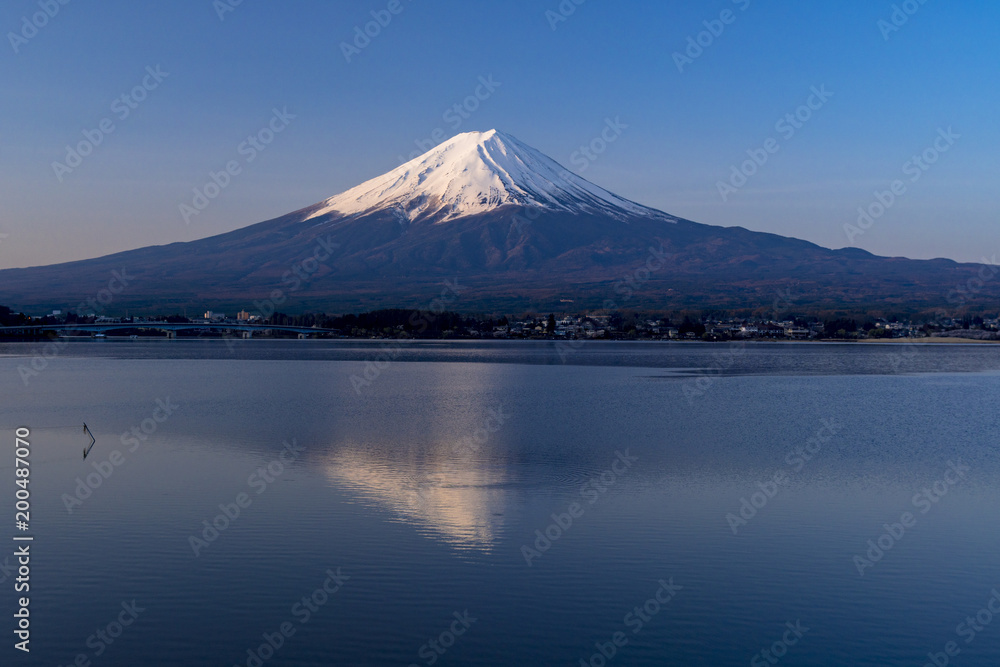 未明の河口湖畔と富士山