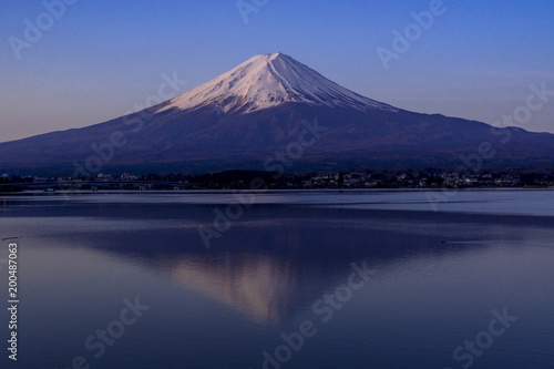 未明の河口湖畔と富士山