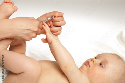 Nägel beim Säugling schneiden © Kristin Gründler