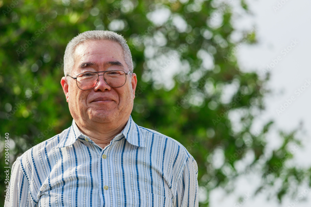 自然の緑背景とシニア日本人男性 自然の緑背景とシニア日本人男性