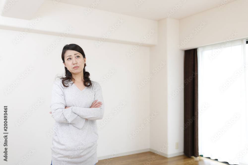 女性と住宅イメージ