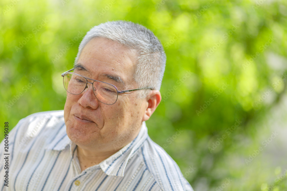 自然の緑背景とシニア日本人男性 自然の緑背景とシニア日本人男性