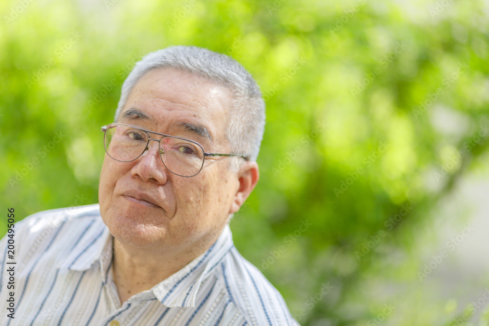 自然の緑背景とシニア日本人男性 自然の緑背景とシニア日本人男性