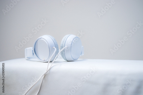 Weiße Kopfhörer, Musik hören und streamen photo