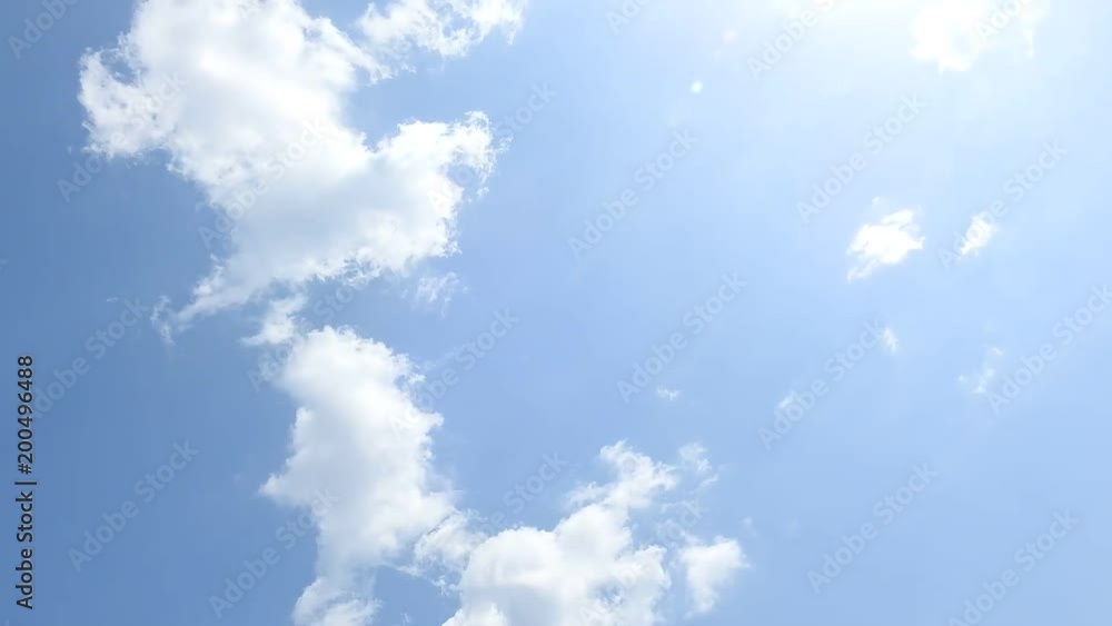 下方へ雲が流れる、清々しい春の空。タイムラプス動画 下方へ雲が流れる、清々しい春の空。タイムラプス動画