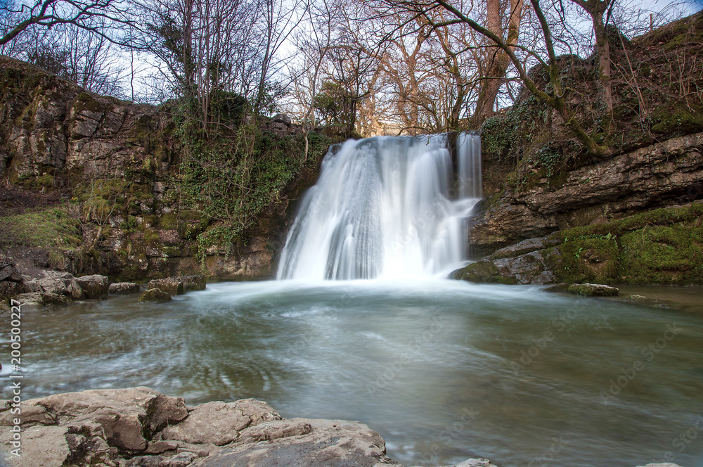 Obraz premium Water flowing over a waterfall at Janet's Foss in Yorkshire
