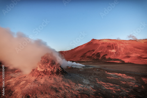 Geothermisches Feld Hverir in Island. Solfatar im Sonnenaufgang. Geothermal Energie_002