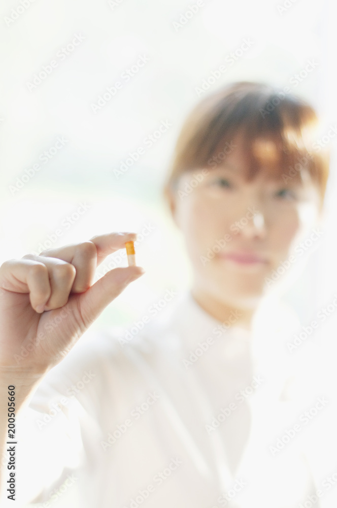 薬を持つ看護師 薬を持つ看護師