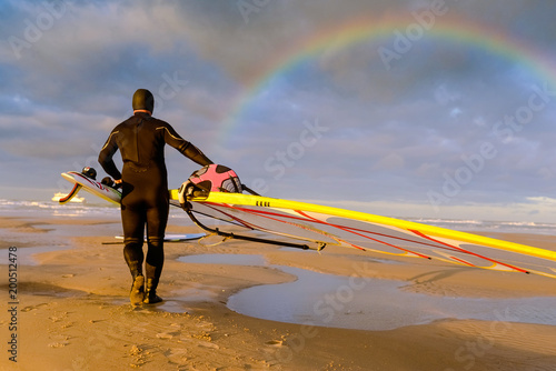 windsurfeur sur la plage le soir