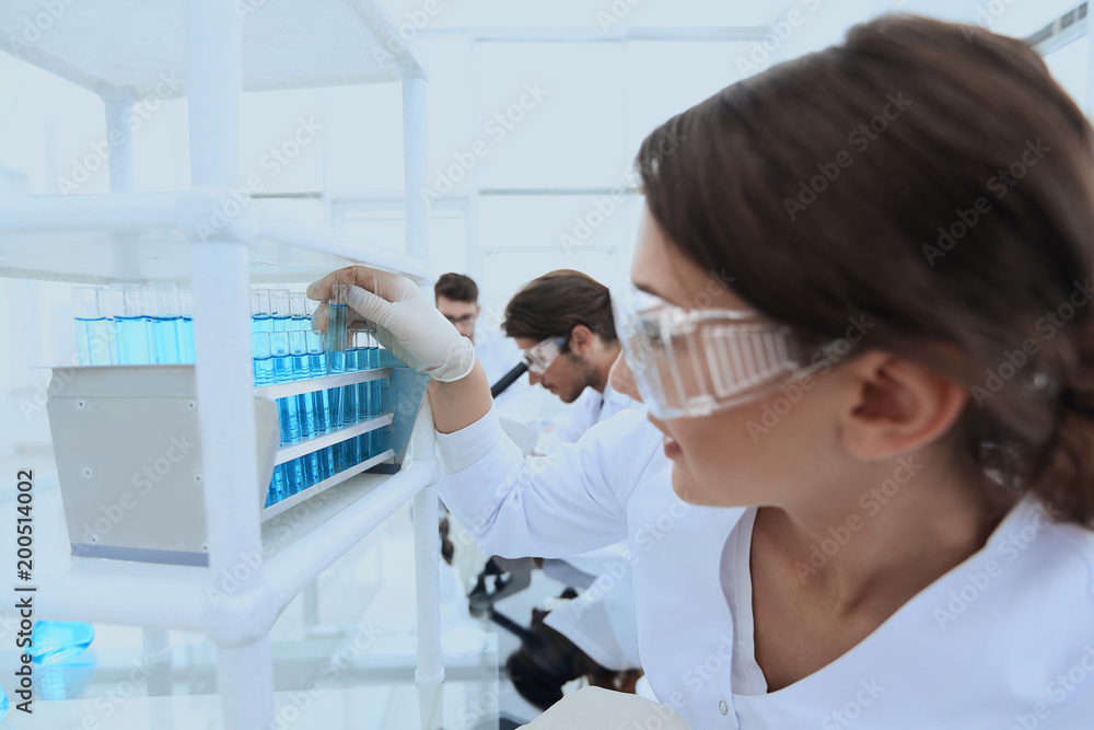 Obraz premium Young woman with test tubes in the laboratory