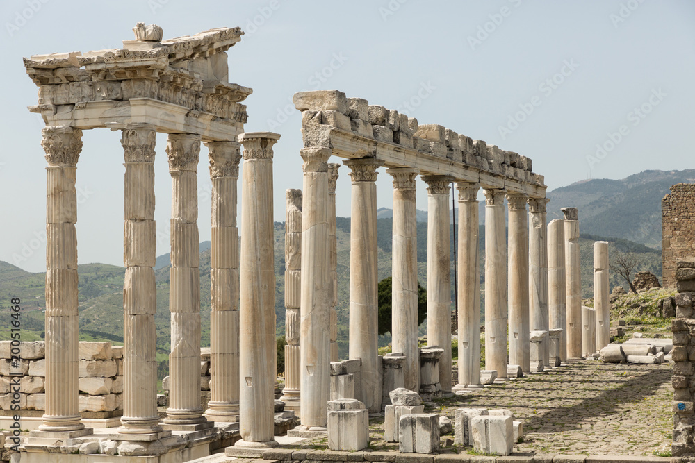 Obraz premium ruins of the Temple of Trajan in the ancient Greek Roman city of Pergamon