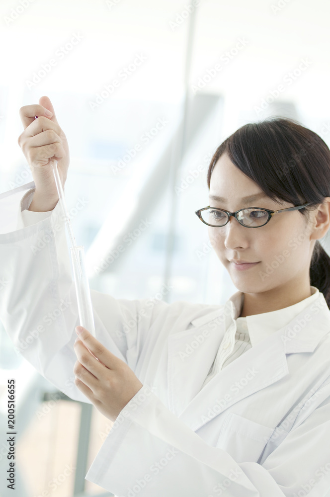 試験管を持つ研究者 試験管を持つ研究者