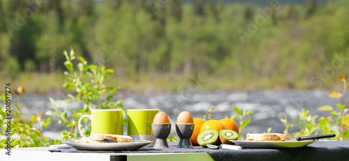 Frühstück am Wasser