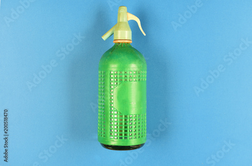 Konstfotografi siphon bottle on blue