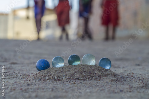 Crianças brincando com bolinhas de gude