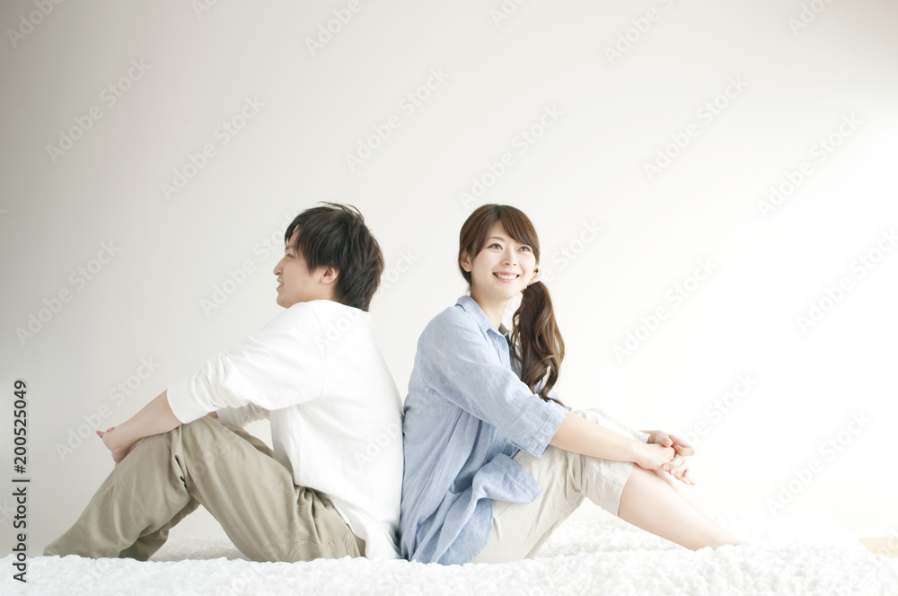 背中合わせで座るカップル Stock 写真 Adobe Stock