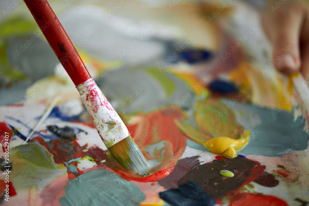 Obraz premium Close up of a painting brush picking up colors