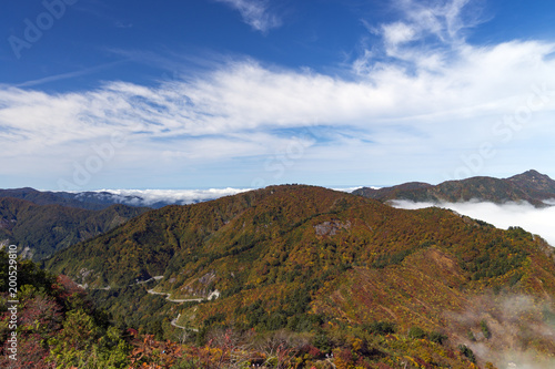 紅葉と雲海 三方岩岳山頂付近から望む白山白川郷ホワイトロード