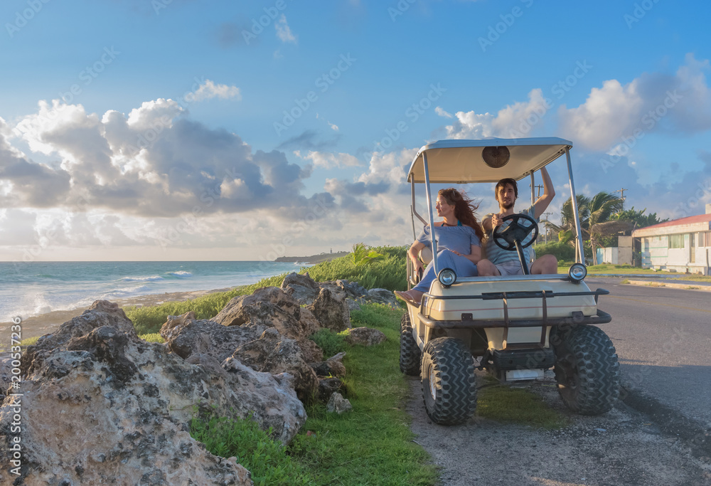 Naklejka premium para jazdy wózkiem golfowym na tropikalnej plaży na Isla Mujeres w Meksyku