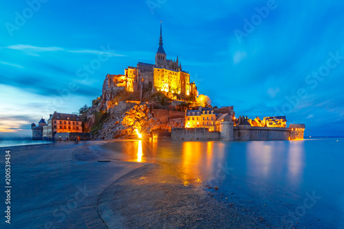 Quadro em tela Famous Mont Saint Michel Illuminated in the evening blue hour with reflection at