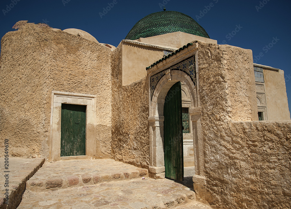 Fototapeta premium mosque near the desert