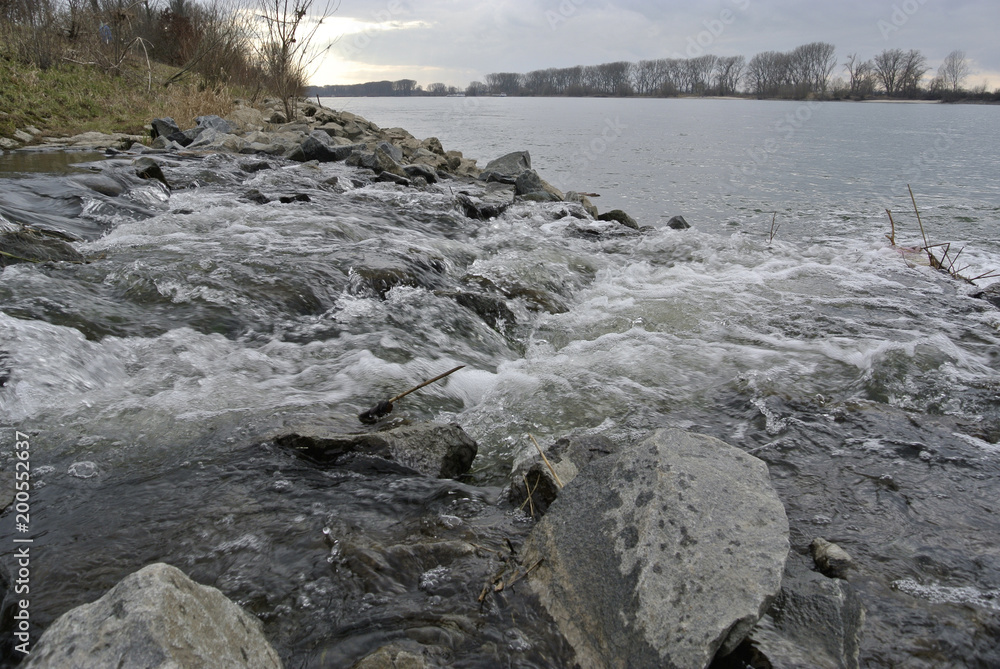 der winkelbach mündet bei gernsheim in den rhein der winkelbach mündet bei gernsheim in den rhein