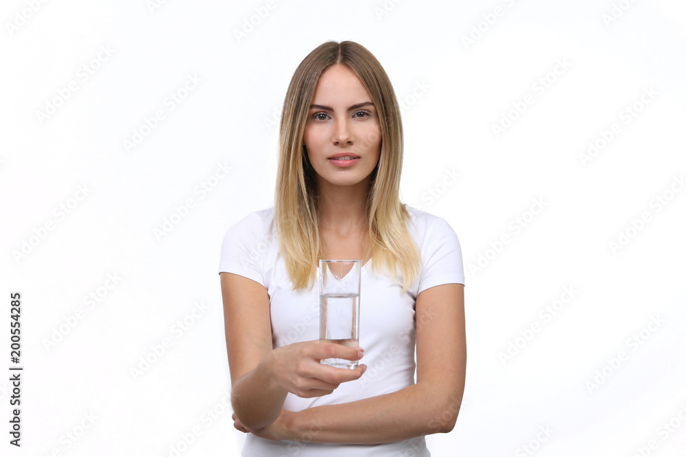 Hübsche blonde Frau mit einem Glas Wasser weisser Hintergrund Hübsche blonde Frau mit einem Glas Wasser weisser Hintergrund
