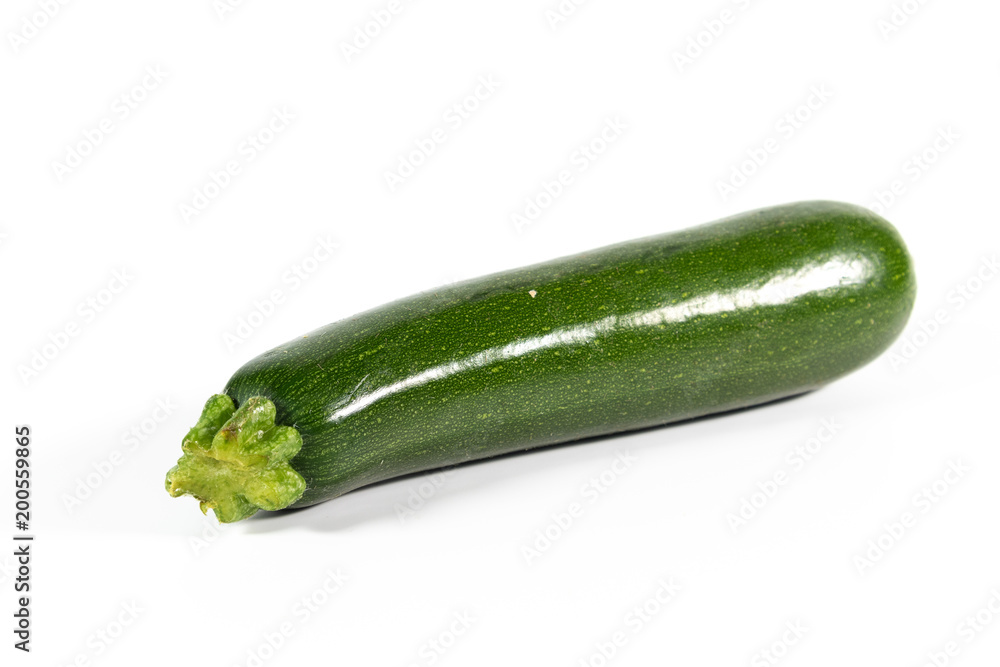 Einzelne Zucchini isoliert auf weißem Hintergrund Einzelne Zucchini isoliert auf weißem Hintergrund
