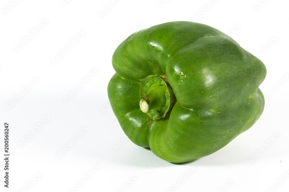 Frische grüne Paprika isoliert auf weißem Hintergrund Frische grüne Paprika isoliert auf weißem Hintergrund