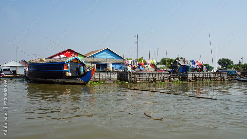 Fototapeta premium floating villages on tonle sap