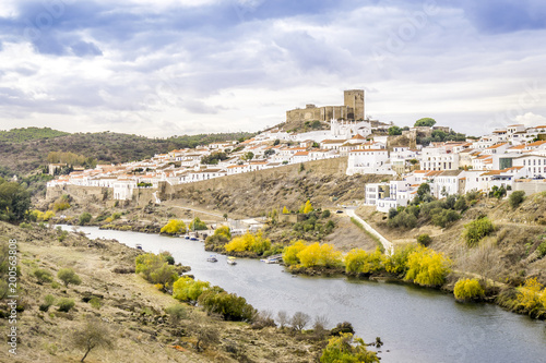 Foto Mertola cityscape with uphill castle in Alentejo, Portugal