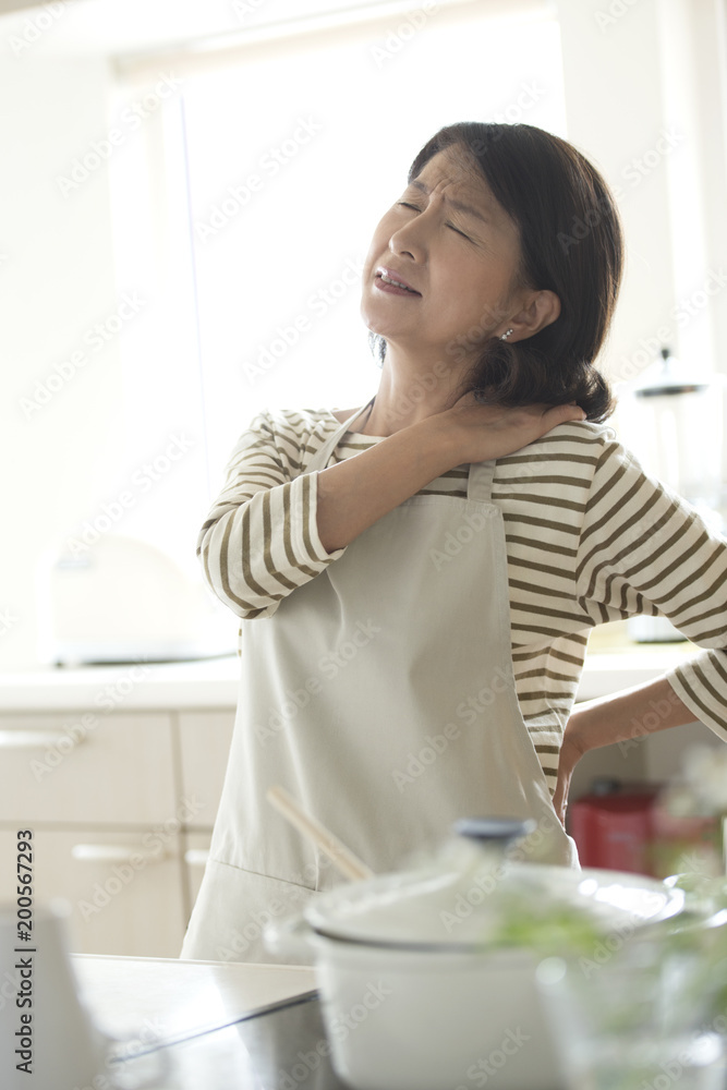 肩こりに悩むシニア女性 肩こりに悩むシニア女性