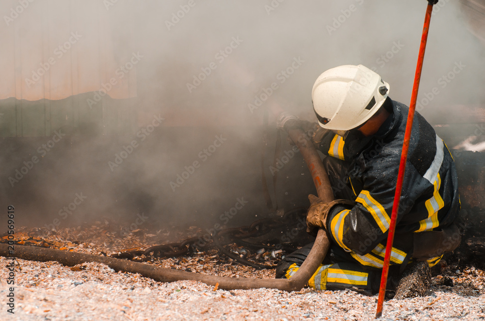 Obraz premium fireman extinguishes fire