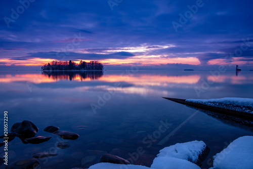 Fototapeta Naklejka Na Ścianę i Meble -  Winter and sunset by the lake